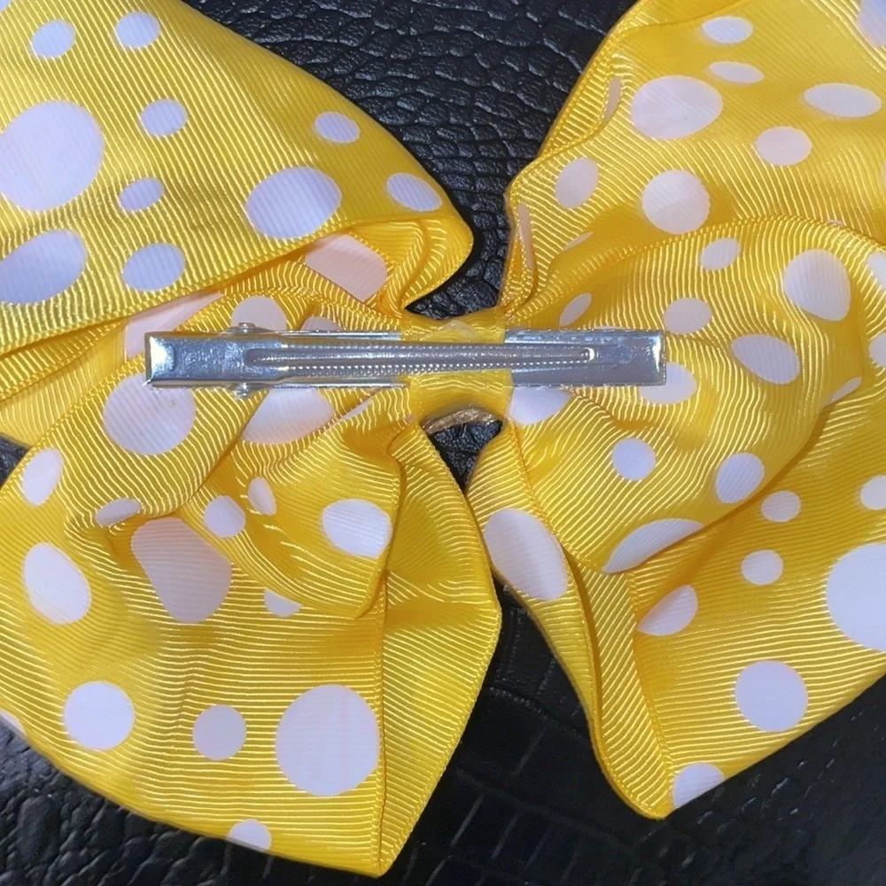 Polka dot bow!‎
